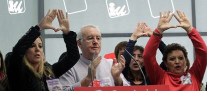 El líder de IU, Cayo Lara, junto a un grupo de mujeres que protestan contra la reforma de la ley del aborto, durante el Consejo Político Federal.