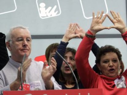 El l&iacute;der de IU, Cayo Lara, junto a un grupo de mujeres que protestan contra la reforma de la ley del aborto, durante el Consejo Pol&iacute;tico Federal. 