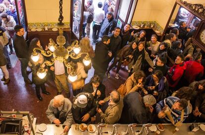 Impresiona el orden germánico con el que se guarda turno para conseguir una croqueta o una tajada de bacalao en la madrileña Casa Labra (en la imagen).