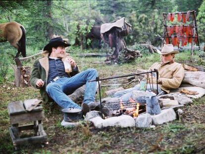 Los actores Jake Gyllenhaal (izquierda) y Heath Ledger, en un fotograma de la película 'Brokeback mountain'.