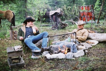 Los actores Jake Gyllenhaal (izquierda) y Heath Ledger, en un fotograma de la película 'Brokeback mountain'.