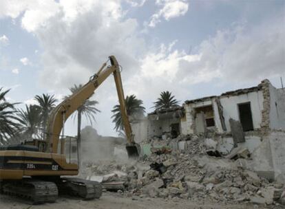 Una excavadora demolía ayer viviendas en Sancti Petri.