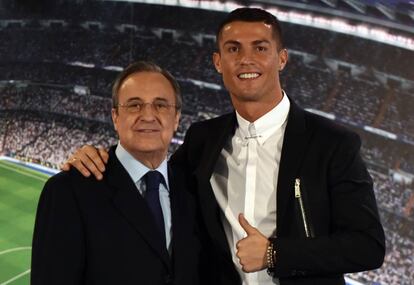 Florentino P&eacute;rez y Cristiano durante la renovaci&oacute;n del portugu&eacute;s firmada en noviembre. 