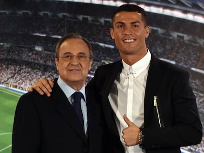 Florentino P&eacute;rez y Cristiano durante la renovaci&oacute;n del portugu&eacute;s firmada en noviembre. 