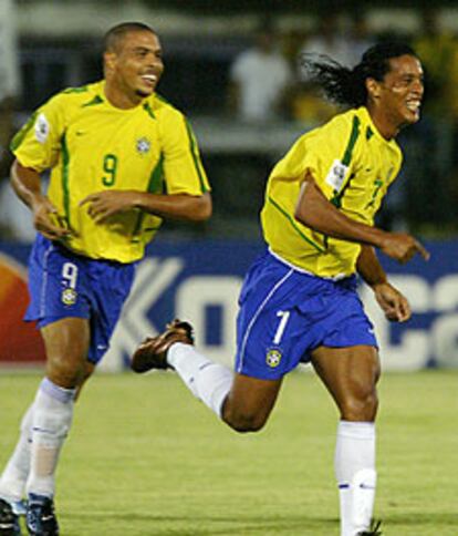 Ronaldo corre a abrazar a Ronaldinho tras el gol de éste.