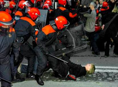 Agentes de la Ertzaintza han disuelto con material antidisturbios a los manifestantes que acudieron hoy a Bilbao a tomar parte en una marcha prohibida por la Audiencia Nacional.