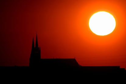 El Sol se pone tras la catedral de Notre Dame de Chartres el pasado jueves.