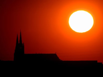 El Sol se pone tras la catedral de Notre Dame de Chartres el pasado jueves.