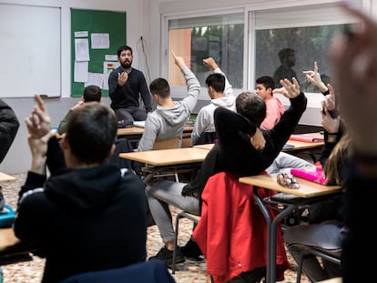 Un profesor debate sobre el veto parental con los alumnos en una clase de 4º de la ESO.