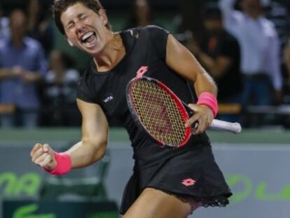 Carla Suárez celebra su victoria ante Venus Williams.