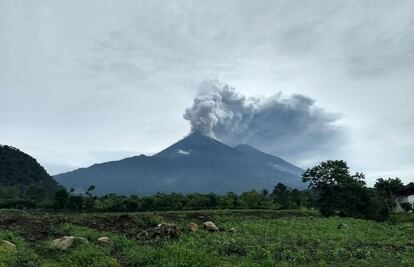 Columna de fum durant l'erupció del volcà de Fuego durant una erupció a Alotenango, el 3 de juny.