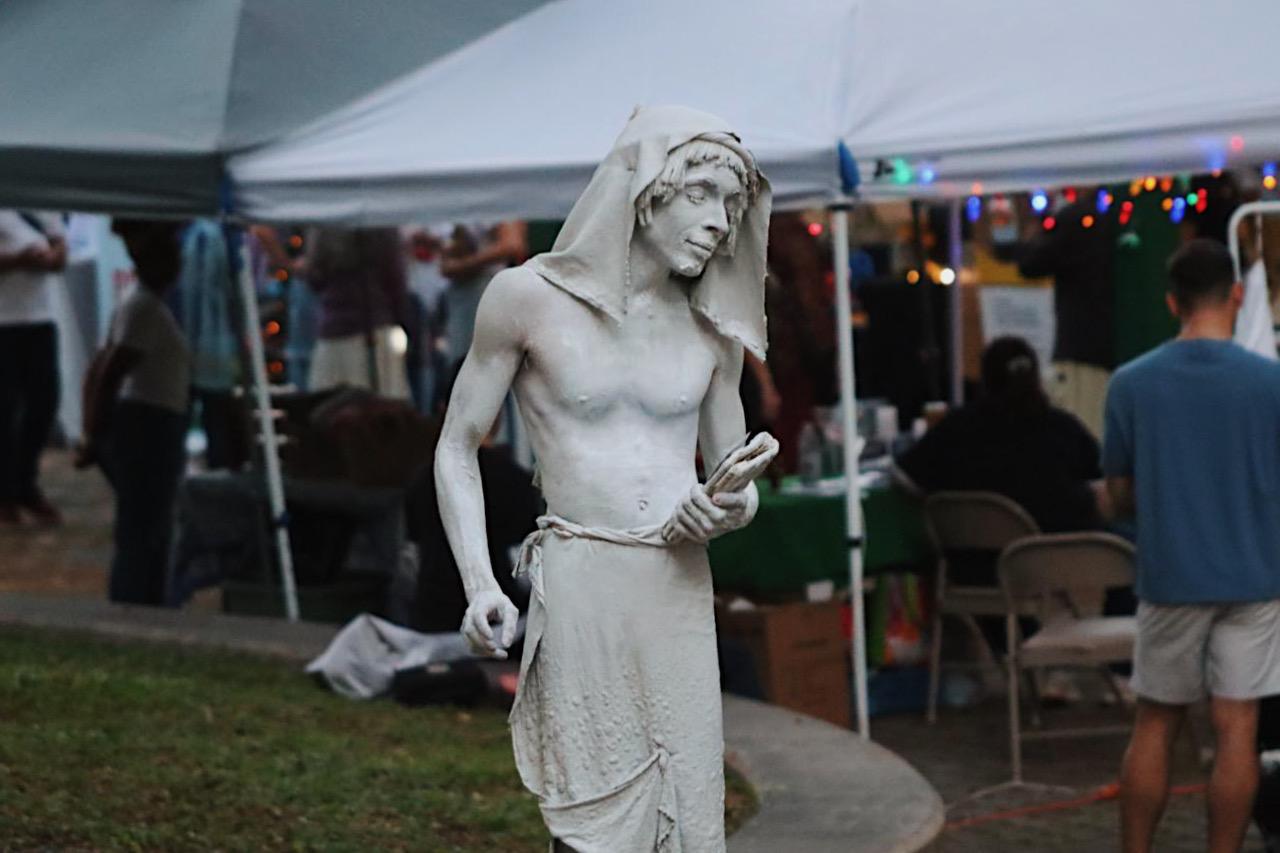 El artista Johan Figueroa González, se caracteriza de estatua viviente para esta celebración.