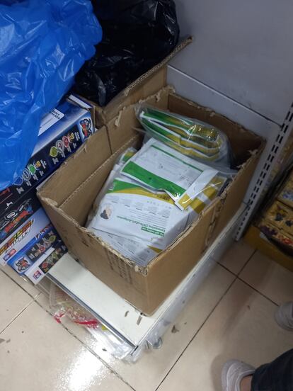 Test de antígenos en una caja en el bazar Ye Shouing en el polígono Cobo Calleja de Fuenlabrada.