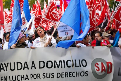 Ambiente durante la manifestación de cuidadoras a domicilio hoy en Madrid.