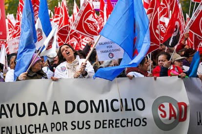 Ambiente durante la manifestacin de cuidadoras a domicilio hoy en Madrid. 