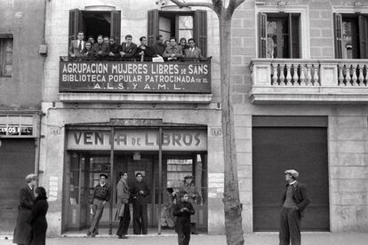 Inauguració de la Biblioteca Popular de les Joventuts Llibertàries i de Dones Lliures de Sants, el 1936.