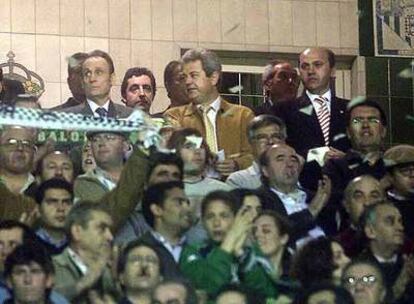 Manuel Ruiz de Lopera (a la izquierda) y José María del Nido, separados por Francisco Vallejo, consejero del Gobierno andaluz, en 2005.