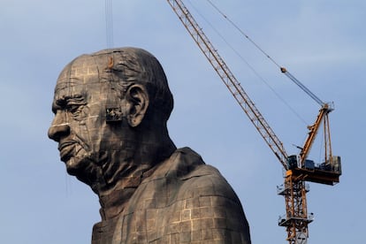 Una grúa sobre la 'Estatua de la Unidad'.