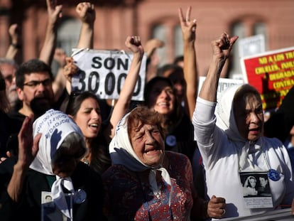 Un manifestante lleva un cartel que reivindica la cifra de 30.000 despaparecidos, puesto en cuestión por el negacionismo, durante una marcha con las Madres de la Plaza de Mayo en abril de 2017.