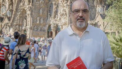 Pablo Tusset, entre turistas, en la Sagrada Fam&iacute;lia.