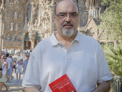 Pablo Tusset, entre turistes, a la Sagrada Família.