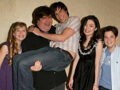 Miranda Cosgrove, Jennette McCurdy, Nathan Kress, Jerry Trainor y Dan Schneider en un evento de MTV en Berverly Hills en el verano de 2007.