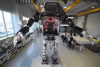 Un técnico prueba el robot andante 'Method-2', en el centro Korea Future Technology, en Gunpo (Corea del Sur).