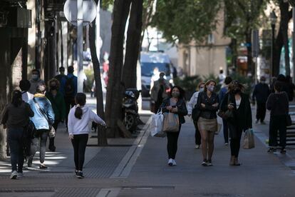 Personas de paseo y de compras en el eje comercial de Sant Andreu.