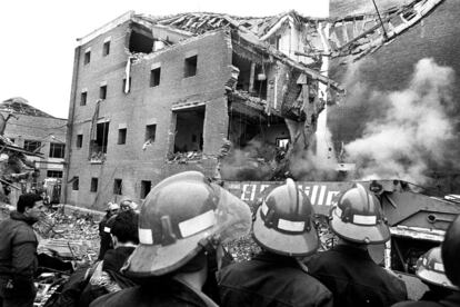 Bomberos observan los restos de la casa cuartel de la Guardia Civil en el barrio de La Jota, en Zaragoza, destruída en un atentado de ETA en Zaragoza, el 11 de diciembre de 1987. 