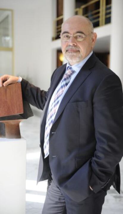 Pastor posa en el interior del Parlamento.