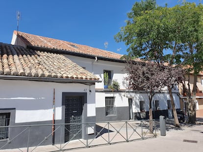 Casas bajas bicolores con teja de barro supervivientes de la antigua villa.