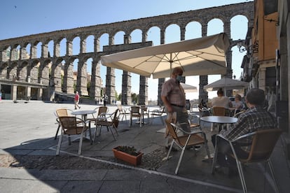 Varios establecimientos de hostelería de Segovia han desplegado hoy sus terrazas, desde primeras horas de la mañana, una vez que ha alcanzado la fase 1 de desescalada. 