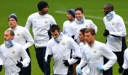 Los jugadores del Manchester City entrenan en el Etihad Stadium.