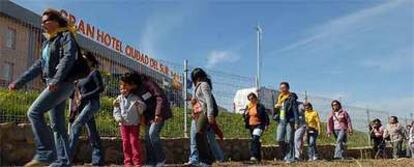 Familiares de los trabajadores de Delphi marcharon ayer hasta el hotel donde se reunieron empresa, empleados y Junta de Andalucía.