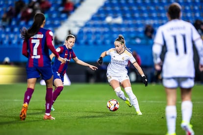 La jugadora del Barcelona Ona Batlle, a la izquierda, y la del Real Madrid Athenea del Castillo, en la semifinal de la Supercopa de España femenina.