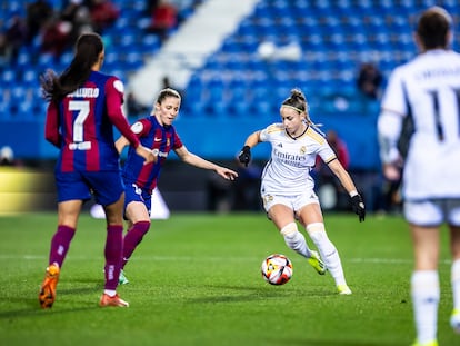 La jugadora del Barcelona Ona Batlle, a la izquierda, y la del Real Madrid Athenea del Castillo, en la semifinal de la Supercopa de España femenina.
