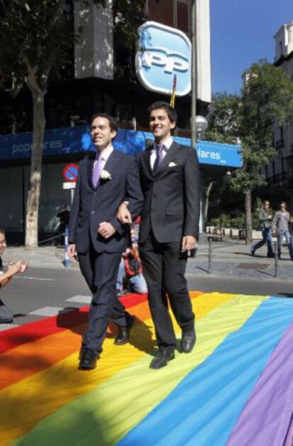 Protesta de gais y lesbianas, en 2010, ante la sede del PP