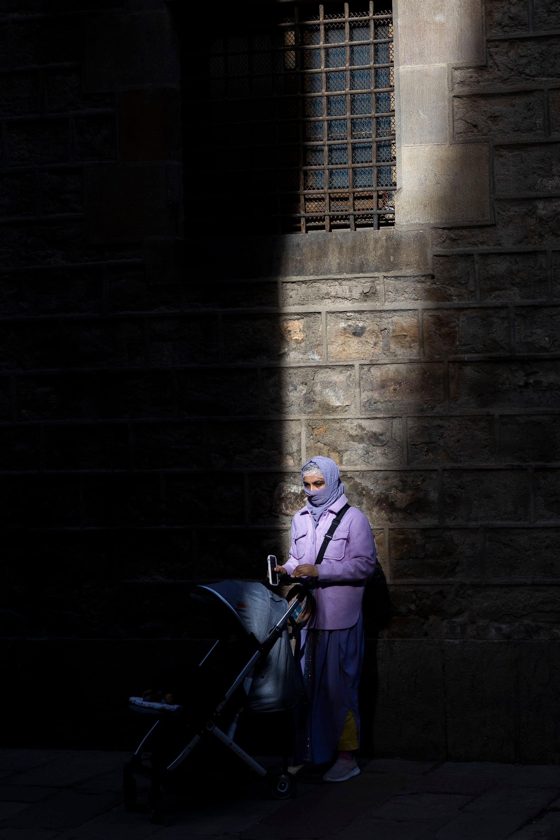 Una dona al barri del Raval de Barcelona.