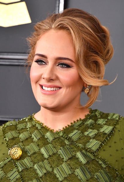 Adele, con recogido y maquillaje natura