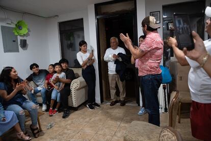 Don Alonso, originally from the Tlapa municipality, in the Mexican state of Guerrero, arrives at the reunion with his relatives.