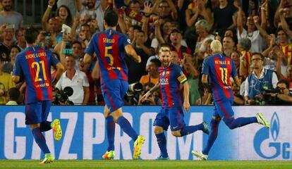 Lionel Messi celebra el gol juntament amb els seus companys d'equip.