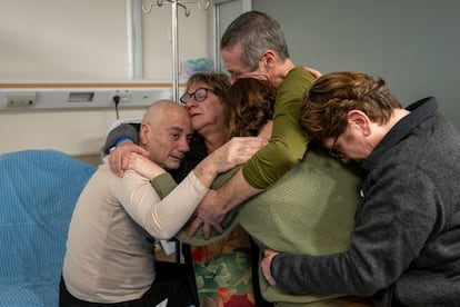 Los argentinos-israelíes Fernando Simón Marman (segundo por la derecha) y Norberto Luis Har (izquierda), tras ser rescatados este lunes se reúnen con sus familias en el Centro Médico Sheba. 