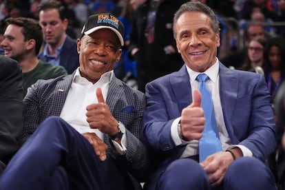 Eric Adams (izquierda) y Andrew Cuomo, este miércoles en un partido de béisbol en Nueva York.
