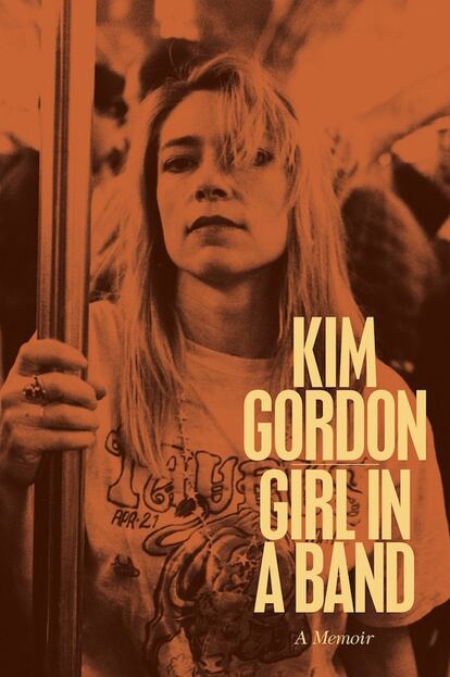 Bueno, vale, las memorias de Kim Gordon (Girl in a band, HarperCollins)  no se publicarán hasta el 24 de febrero, pero quién dice que no puedes imprimir ya la cubierta y regalarla como anticipo de una de las biografías más esperadas del año. Gordon hablará de sus influencias artísticas, de lo que significó formar parte (y separarse) de Sonic Youth, de su ruptura con Thurston Moore, de su niñez, de lo que supuso vivir en Nueva York, de su boda, de su relación con su hijo. Kim Gordon lo cuenta todo. No podemos tener más ganas de leerlo.