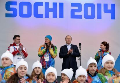 Vlad&iacute;mir Putin y la saltadora Elena Isinbayeva (a su derecha), en Sochi. 
 