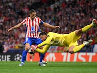 Juan Musso atrapa el balón durante el partido de Champions ante el Barcelona.