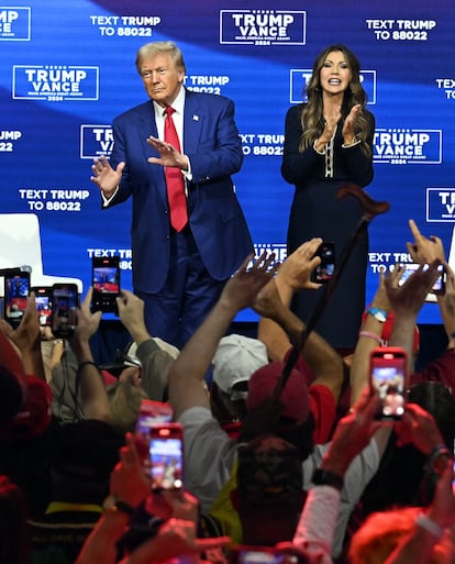 Donald Trump baila junto a Kristi Noem, gobernadora de Dakota del Sur, en un acto en Oaks (Pensilvania), el 14 de octubre.