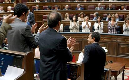 El presidente del Gobierno recibe los aplausos de la bancada socialista.