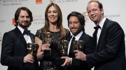 La directora Kathryn Bigelow, el guionista Mark Boal y los productores Greg Shapiro y Nicholas Chartier muestran cuatro de los premios logrados por 'En tierra hostil'.