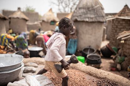 Antes de que formaran la cooperativa Manegbzanga, los niños de esta localidad en la zona de Koudougou, en Burkina, no tenían opciones para ir al colegio en esta localidad. Gracias a los ingresos generados por el comercio del karité, una parte de los beneficios va para pagar su escolaridad. Los de educación primaria asisten a una escuela que dista dos kilómetros de su pueblo y los de secundaria van a otra a ocho kilómetros.